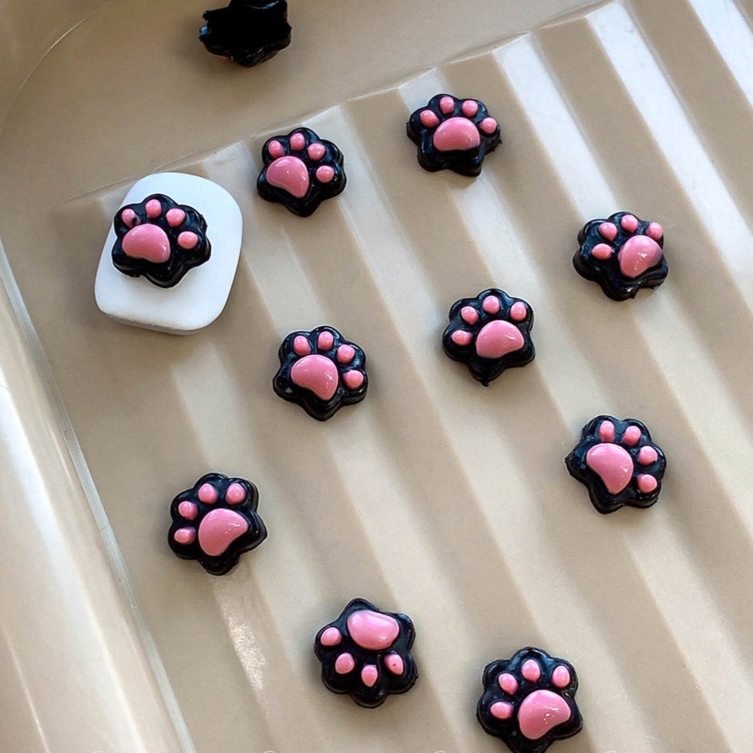 cat-paw-charms-black-color-show