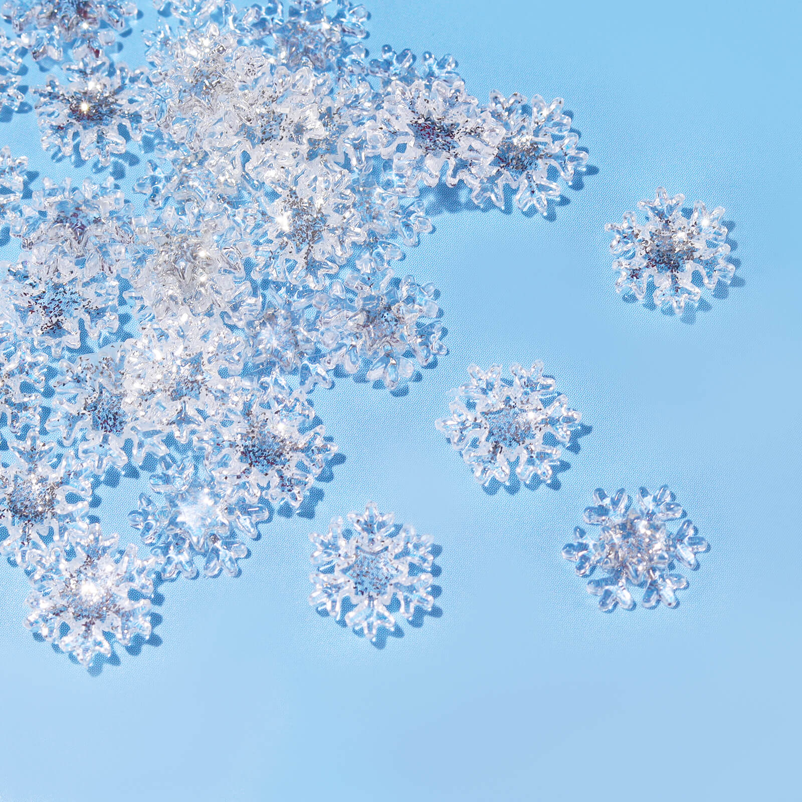 clear-snowflake-charms-02-show